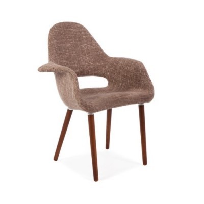 Cadeira estofada castanha com pernas de madeira