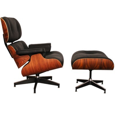 Poltrona reclinável com pufe em madeira avermelhada e estofos pretos