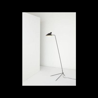 Candeeiro de pé preto com design minimalista numa sala branca