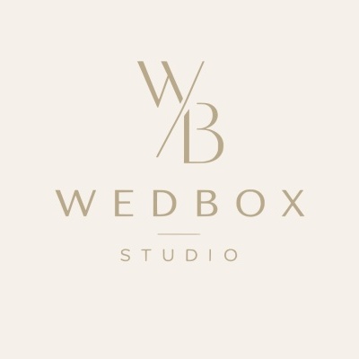 Logótipo WEDBOX STUDIO em tons bege sobre fundo creme