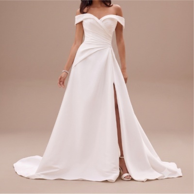 Vestido de noiva branco com decote ombro a ombro e racha lateral