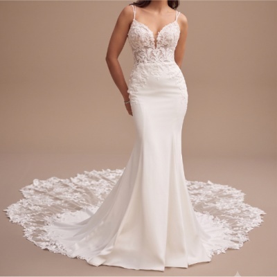 Vestido de noiva branco com corpete rendado e cauda de renda elaborada