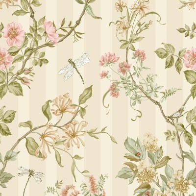 Papel de parede com padrão botânico, flores rosa, ramos verdes, libélulas e riscas creme