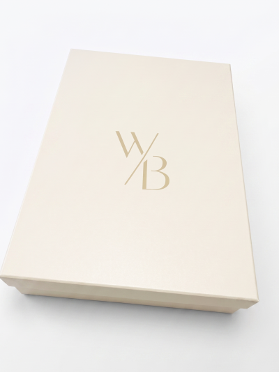 Caixa bege claro com texto W / B dourado