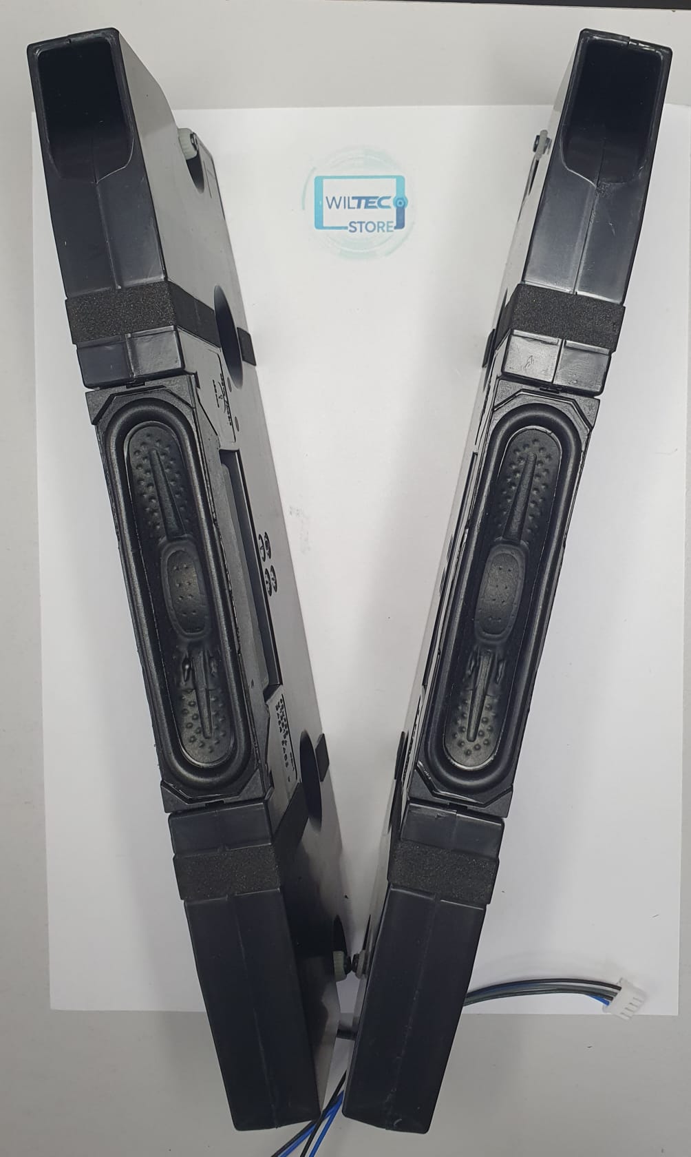 Speakers TV LG 55NANO81T6A / EAB65816203 / EAB65816204 dois altifalantes retangulares pretos com bordas de borracha sobre papel branco com logo WILTEC STORE