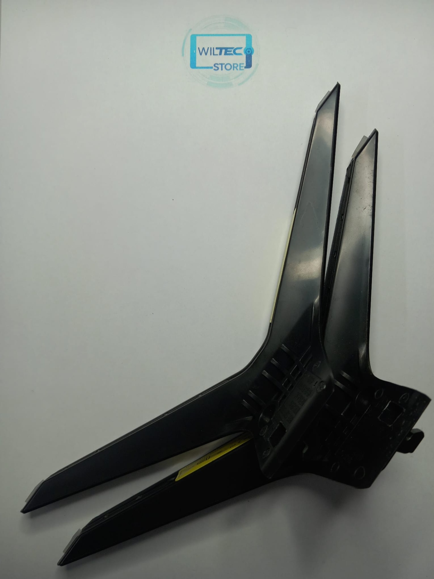 Base TV LG 55UT8006LA Suporte de televisão preto com duas pernas e base de fixação sobre fundo branco com logo WILTEC STORE