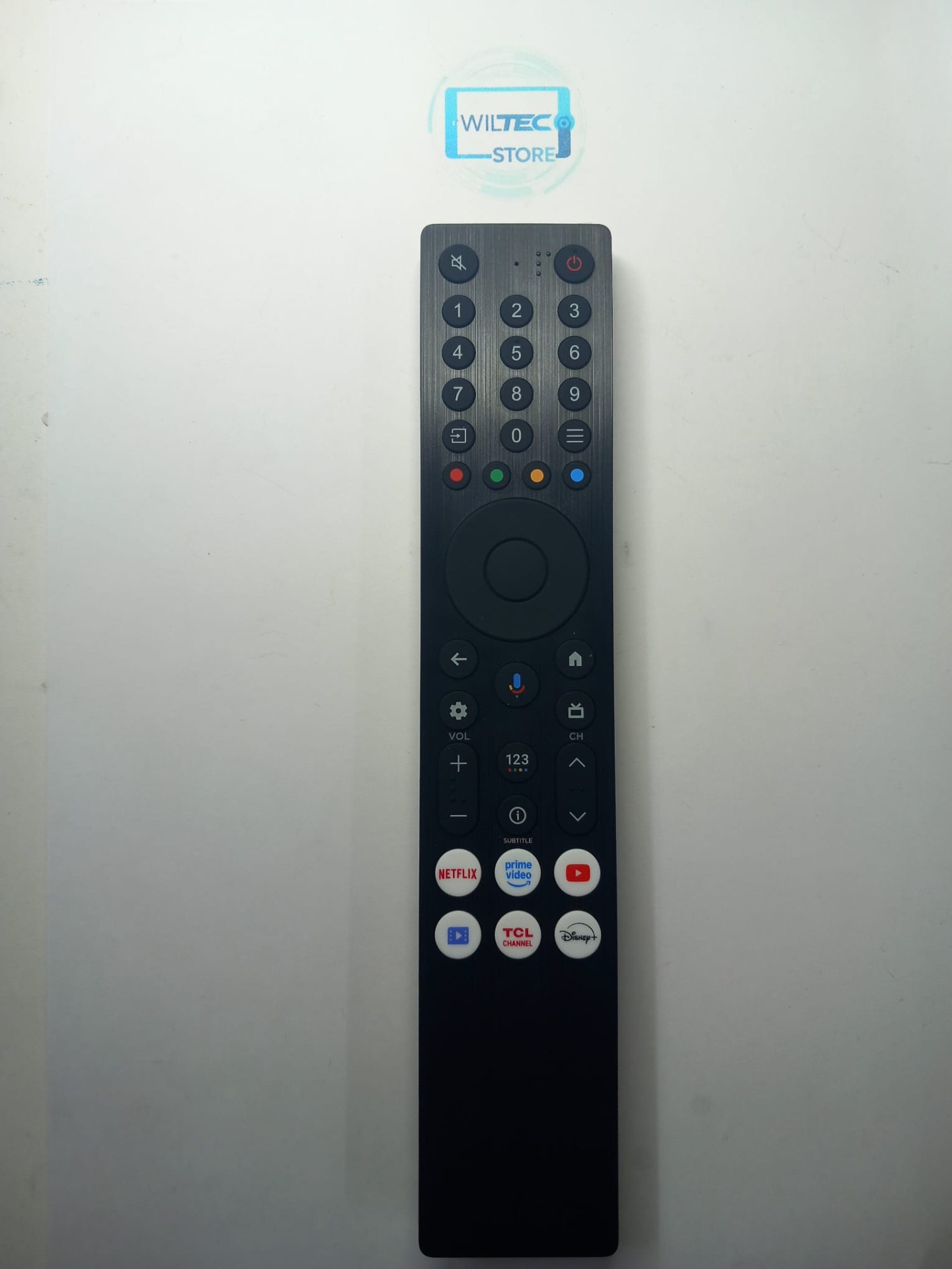 Comando TCL RC833A / G0401-000263 Comando remoto preto com botões coloridos em fundo branco e logo WILTEC STORE