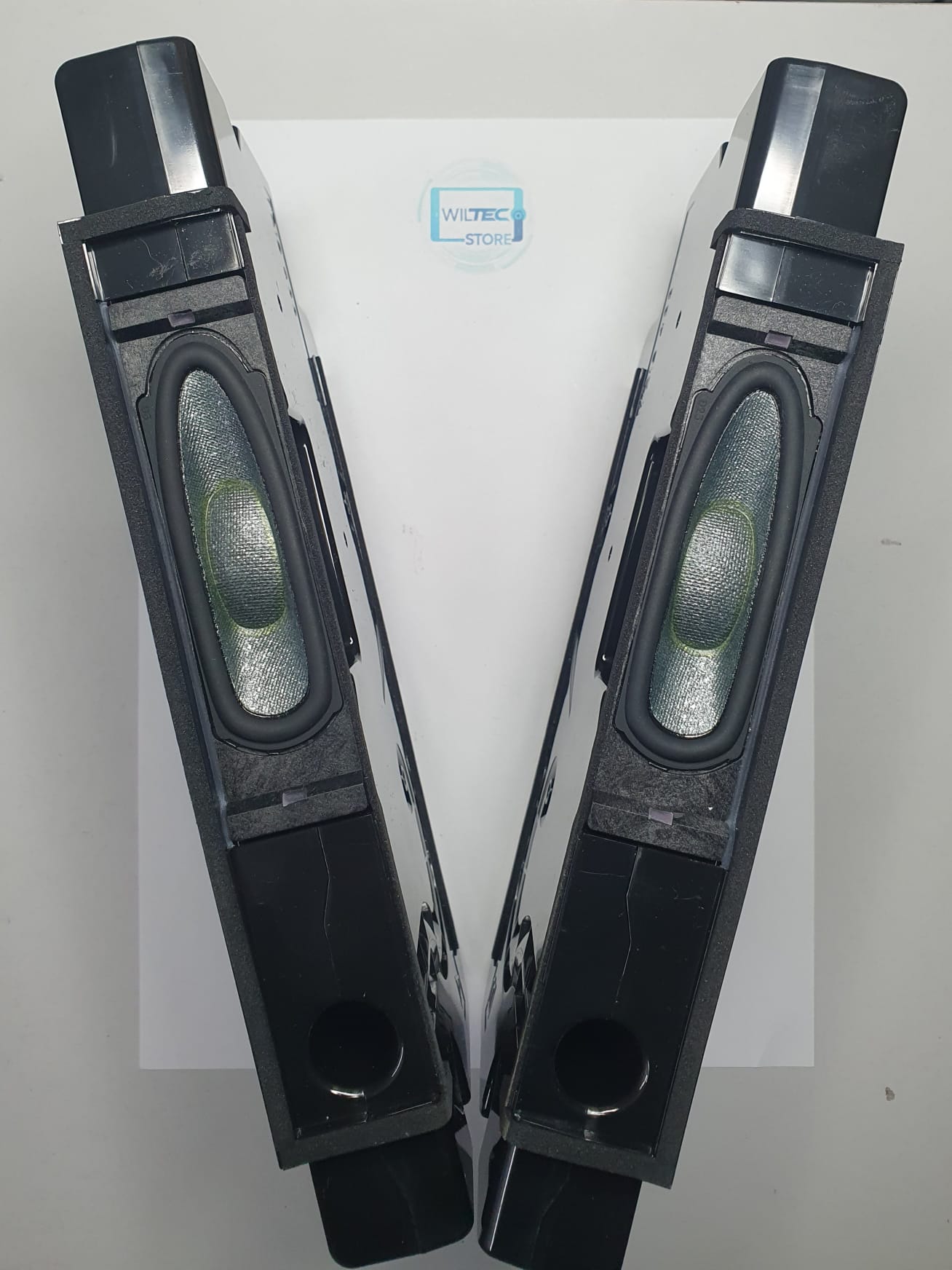 Speakers TV Sony KD-55X85L (101643311 / 101643321) Duas colunas de som retangulares pretas com alto-falantes embutidos em fundo branco com logo WILTEC STORE.