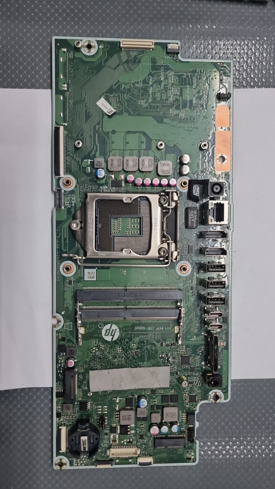 Motherboard HP Pavilion 24 AIO – Avariada / Para Peças ou Reparação Placa mãe verde de computador com componentes eletrónicos