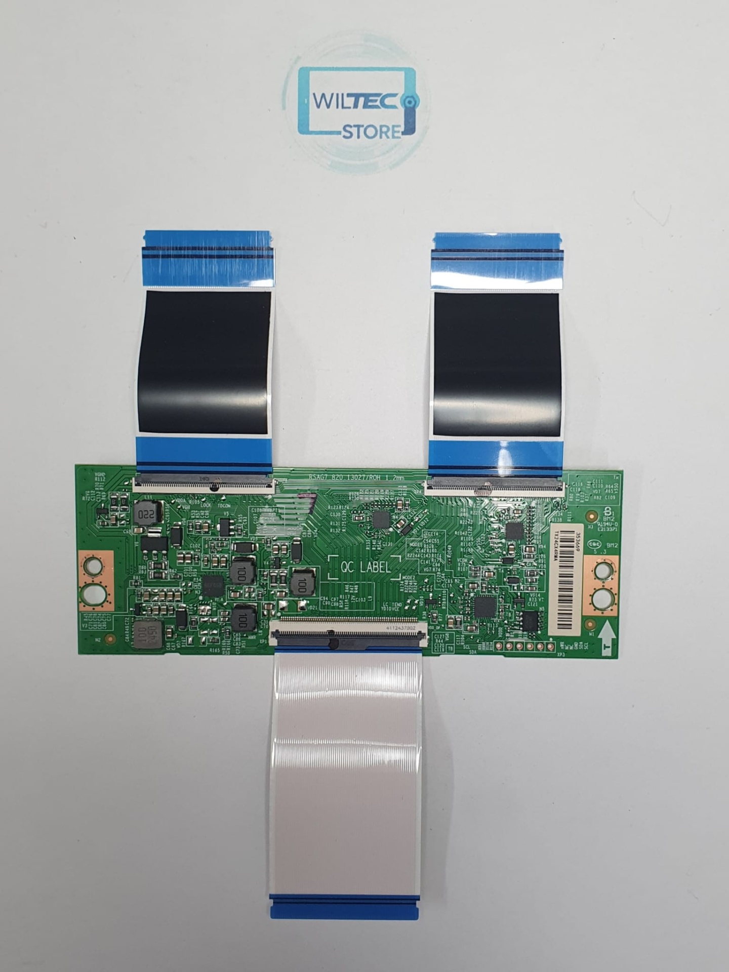 T-Con TV Hisense 55E7NQ / RSAG7.820.13027/ROH Placa eletrónica verde com cabos planos e texto QC LABEL