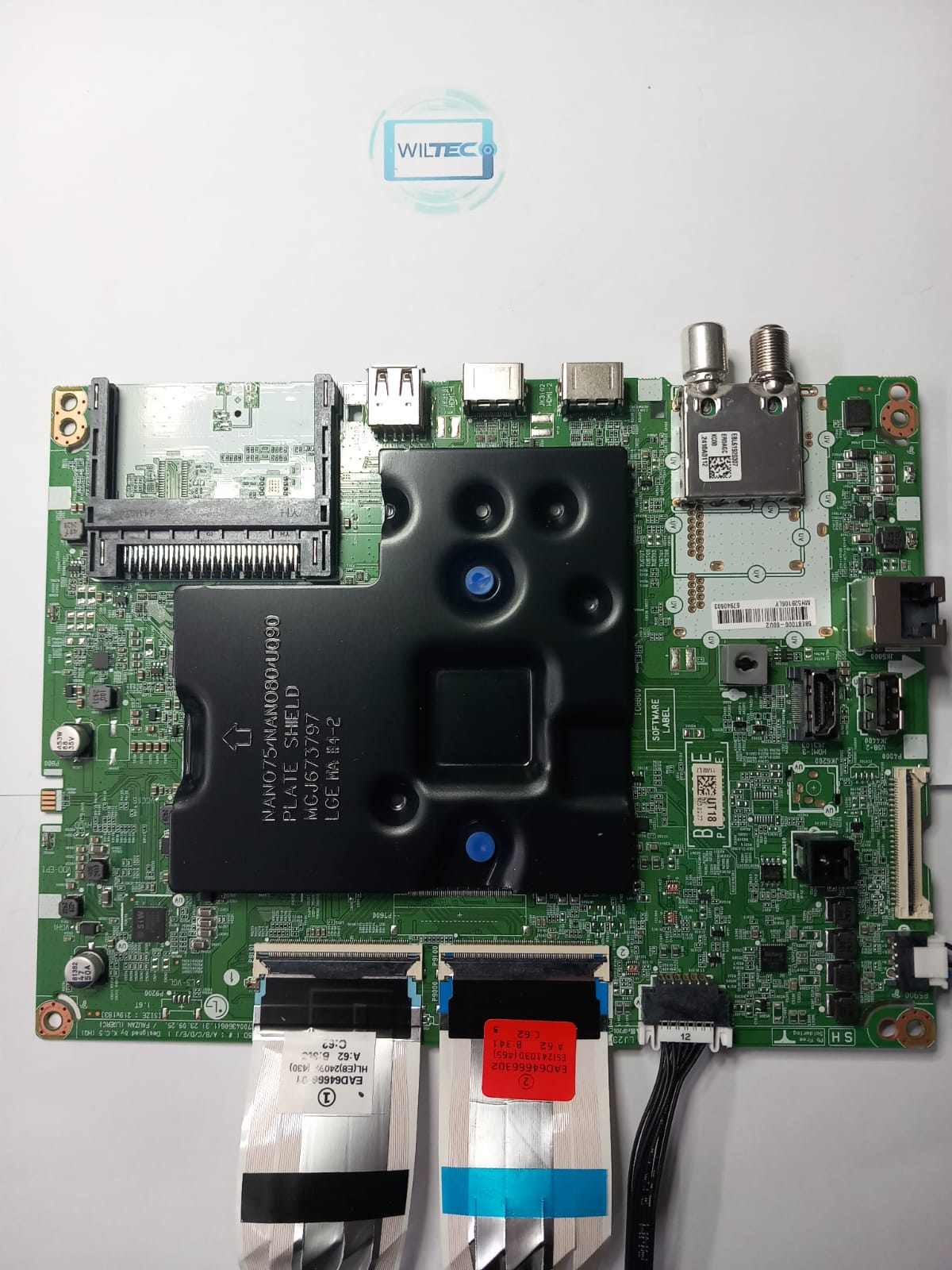 Mainboard TV LG 43UT80006LA / EAX70043606(1.3) Placa eletrónica com dissipador preto, conectores HDMI, USB, Ethernet e cabos flexíveis, com fundo branco e logótipo WILTEC