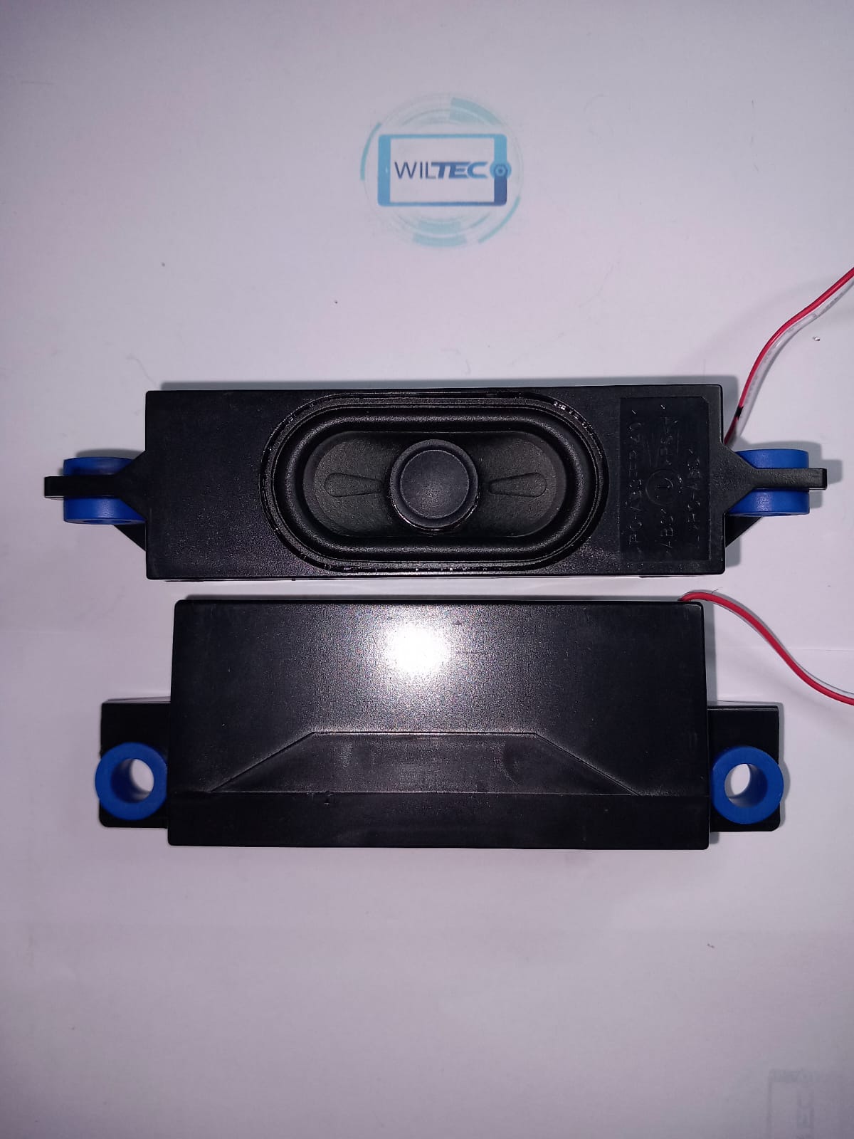 Speakers TV Hisense 32A5Q Colunas pequenas pretas com suportes azuis e fios vermelhos