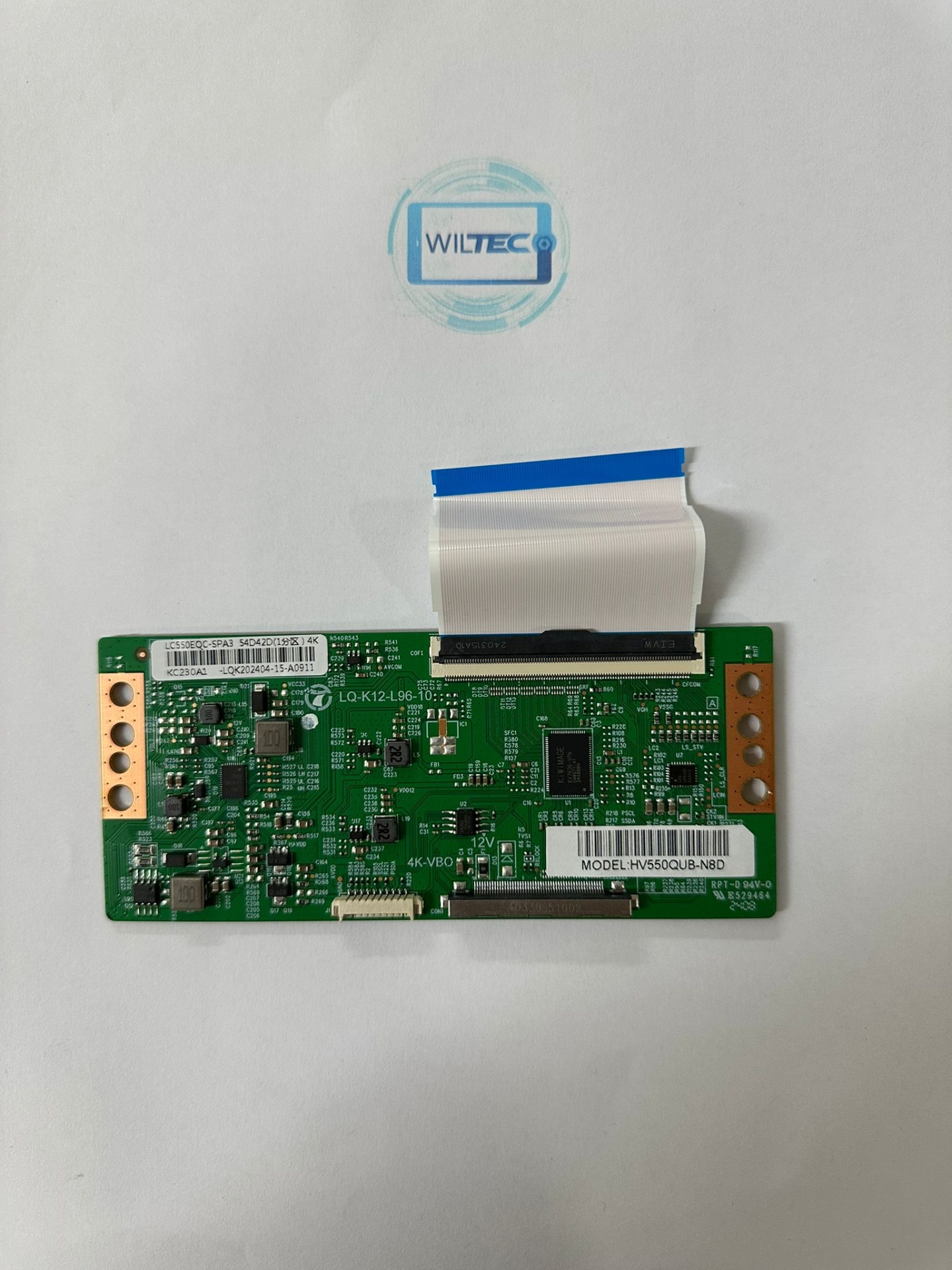 Logic Board LQ-K12-L96-10 TV Silver IPFR-55 Placa eletrónica verde com fita plana branca e etiquetas num fundo branco com logo WILTEC
