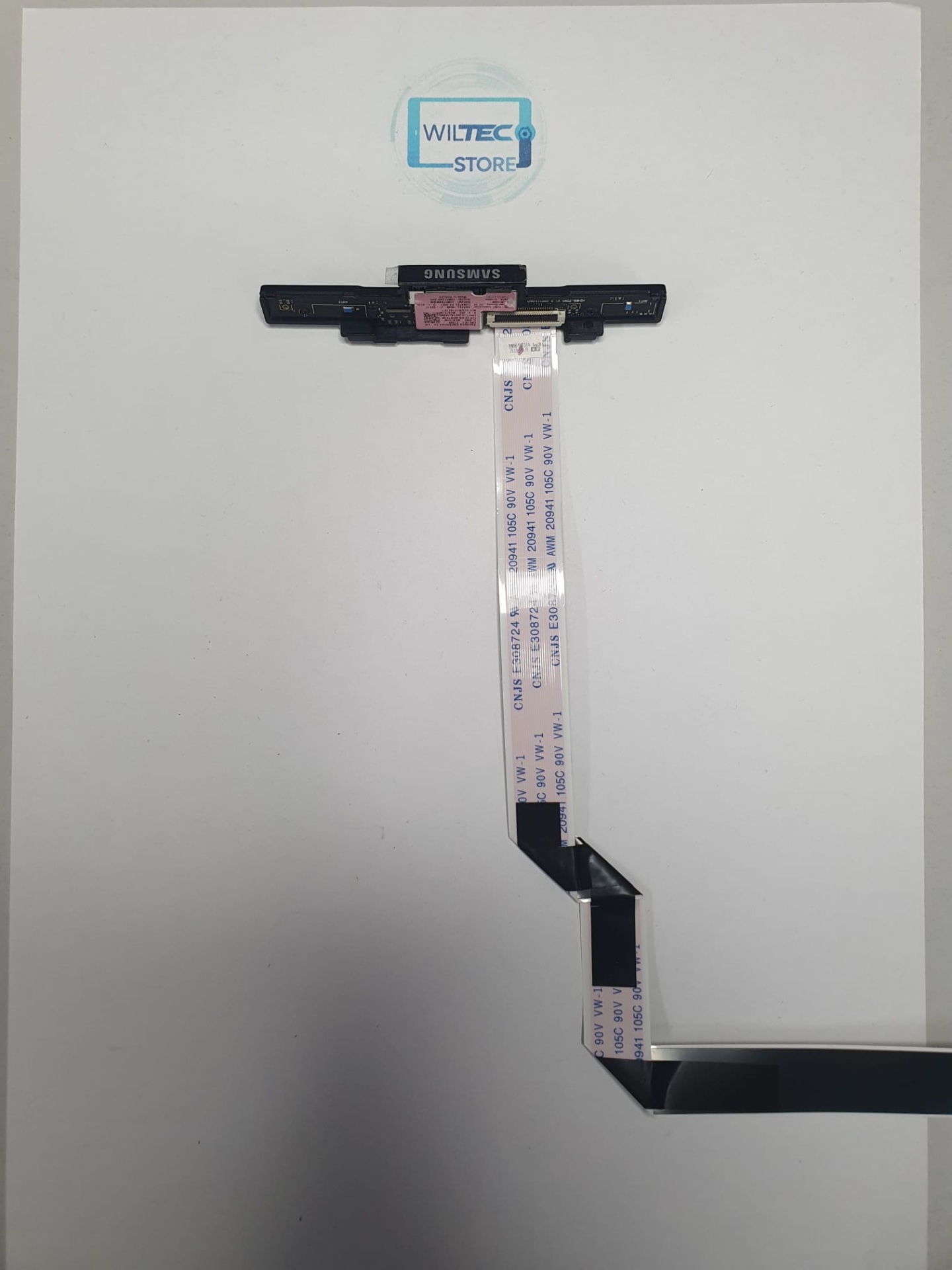 Power Button TV Samsung QE55Q60BAU Cabo flexível com conector Samsung e etiqueta rosa sobre fundo com logótipo WILTEC STORE