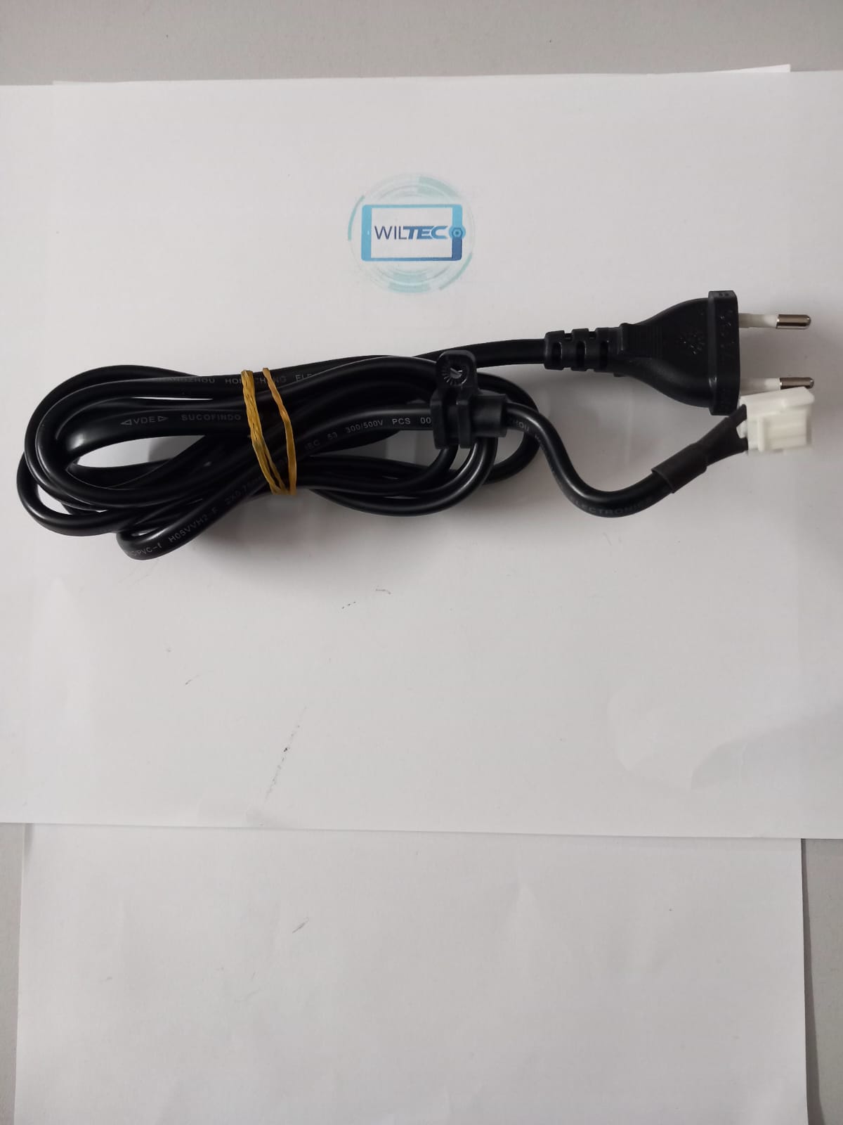 Power Cable TV Hisense 40A4N Cabo elétrico preto com ficha Schuko e conector branco, enrolado com elástico, sobre folhas com logotipo WILTEC.