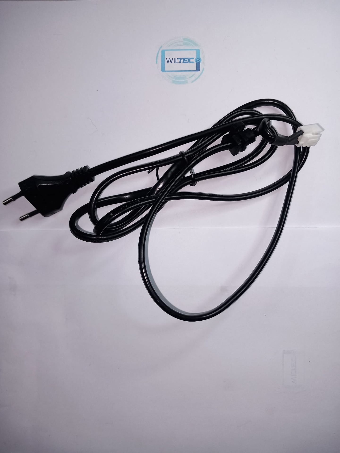 Power Cable TV Hisense 32A4N Cabo de alimentação preto com ficha de tomada e conector branco sobre fundo branco