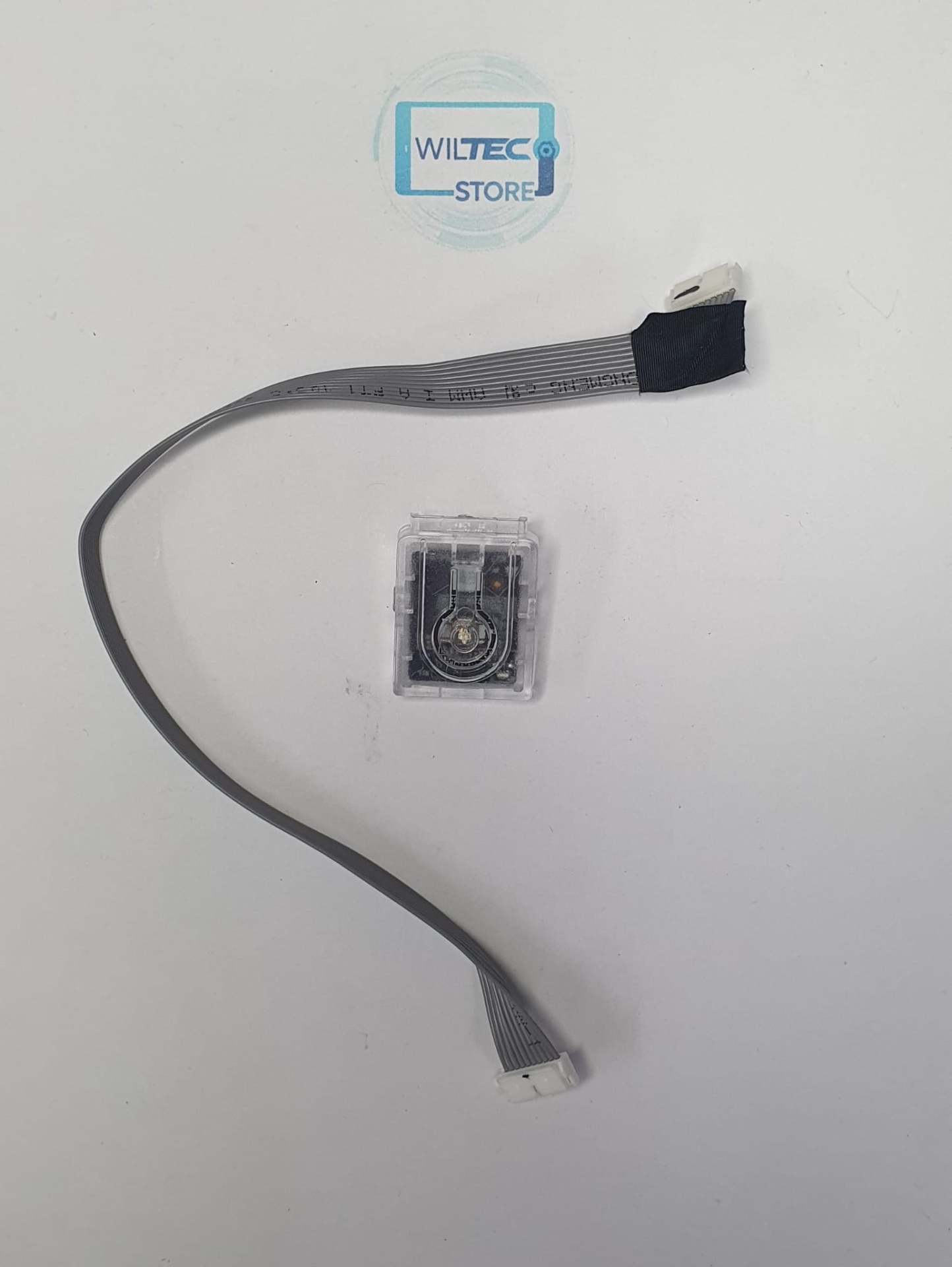 Power Button TV Hisense 55E7NQ Cabo plano cinzento com conectores brancos e peça eletrónica quadrada transparente com componentes visíveis