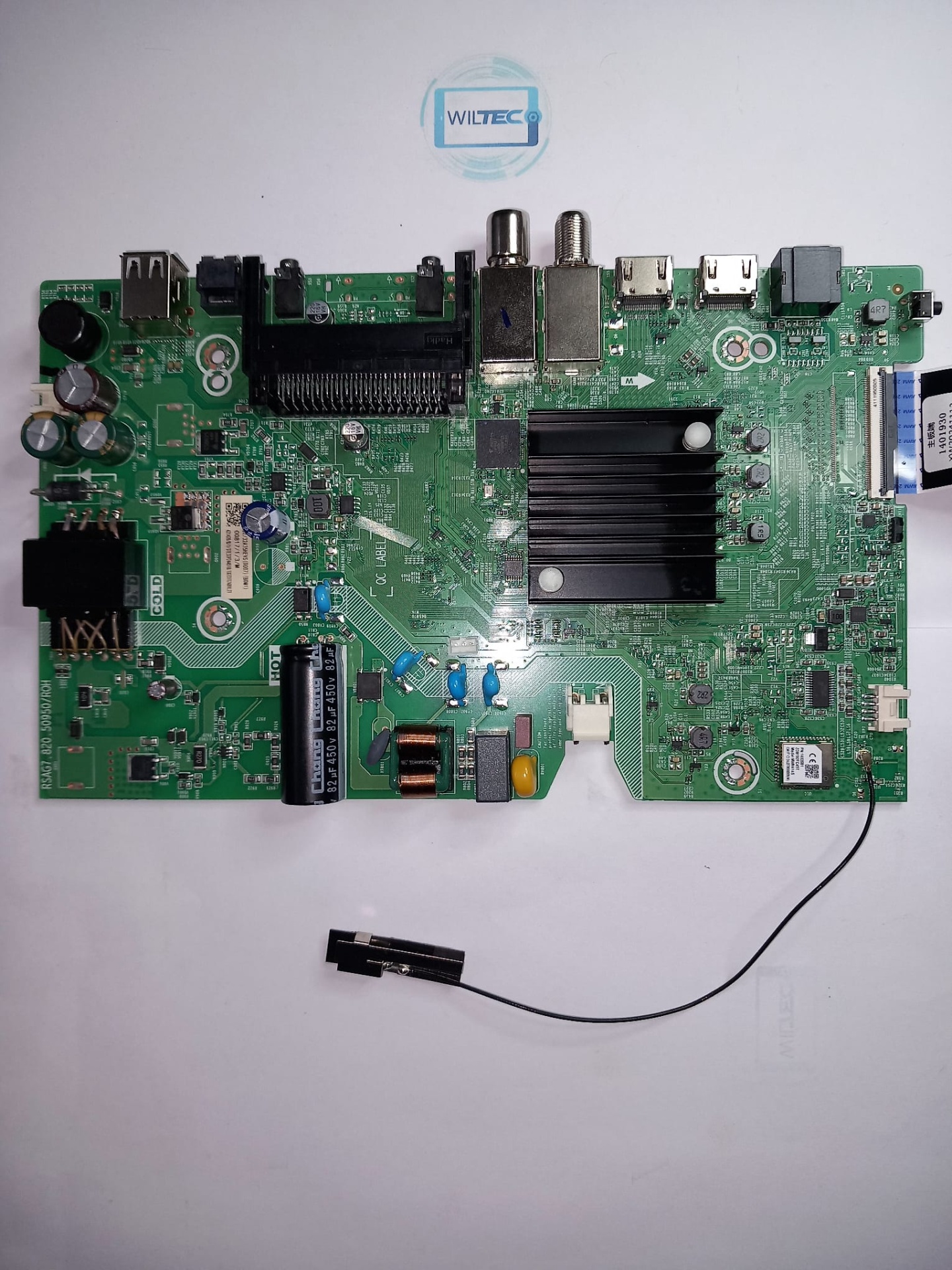Mainboard TV Hisense 32A4N - RSAG7.820.50950/ROH Placa eletrónica verde com componentes e conectores sobre fundo branco com logótipo WILTEC