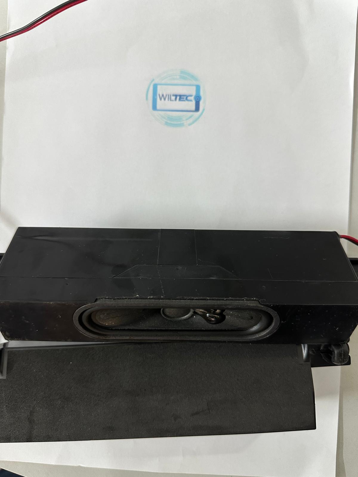 Speakers TV Haier H55K800UX / MTC65BO Coluna de som preta retangular com logótipo WILTEC ao fundo.