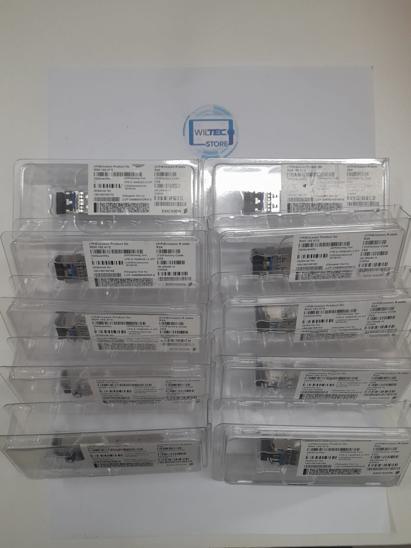 Pack 10x SFP Ericsson RDH 102 47/2 – 1000BASE-LX 1310nm (Novos) Dez módulos eletrónicos em embalagens plásticas transparentes com etiquetas, sobre superfície branca com logótipo WITEC STORE
