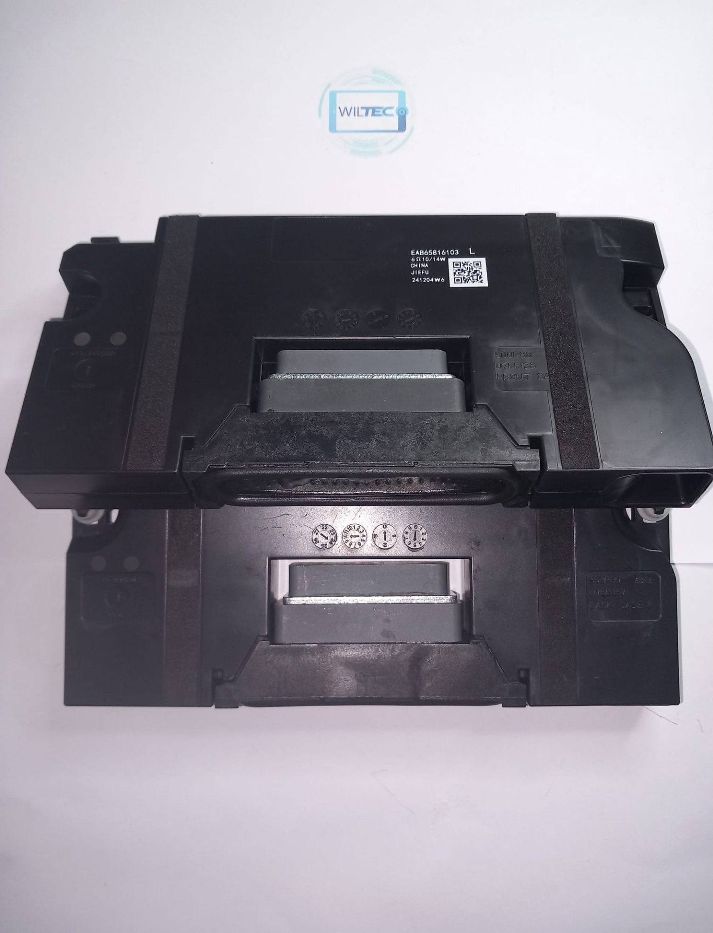 Speakers TV LG 50UR78006LK / EAB65816103 / EAB65816104 Peças eletrónicas pretas com etiquetas e código QR sobre superfície branca com autocolante WILTEC.