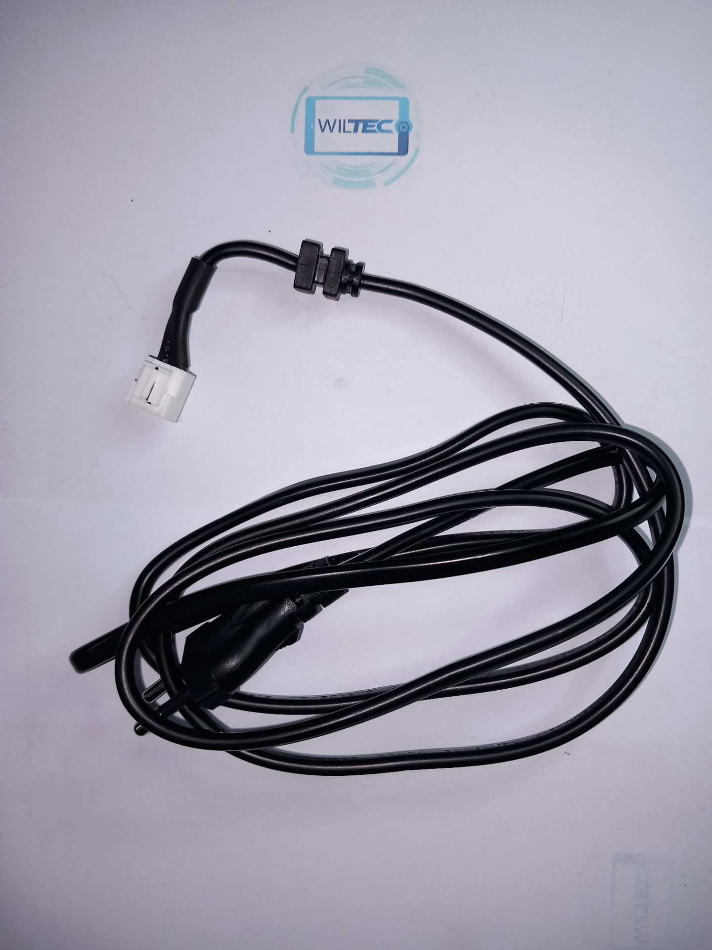 Power Cable TV Xiaomi L32-M8-P2EU Cabo elétrico preto com conector branco e ficha de tomada preta sobre superfície branca com logótipo WILTEC.