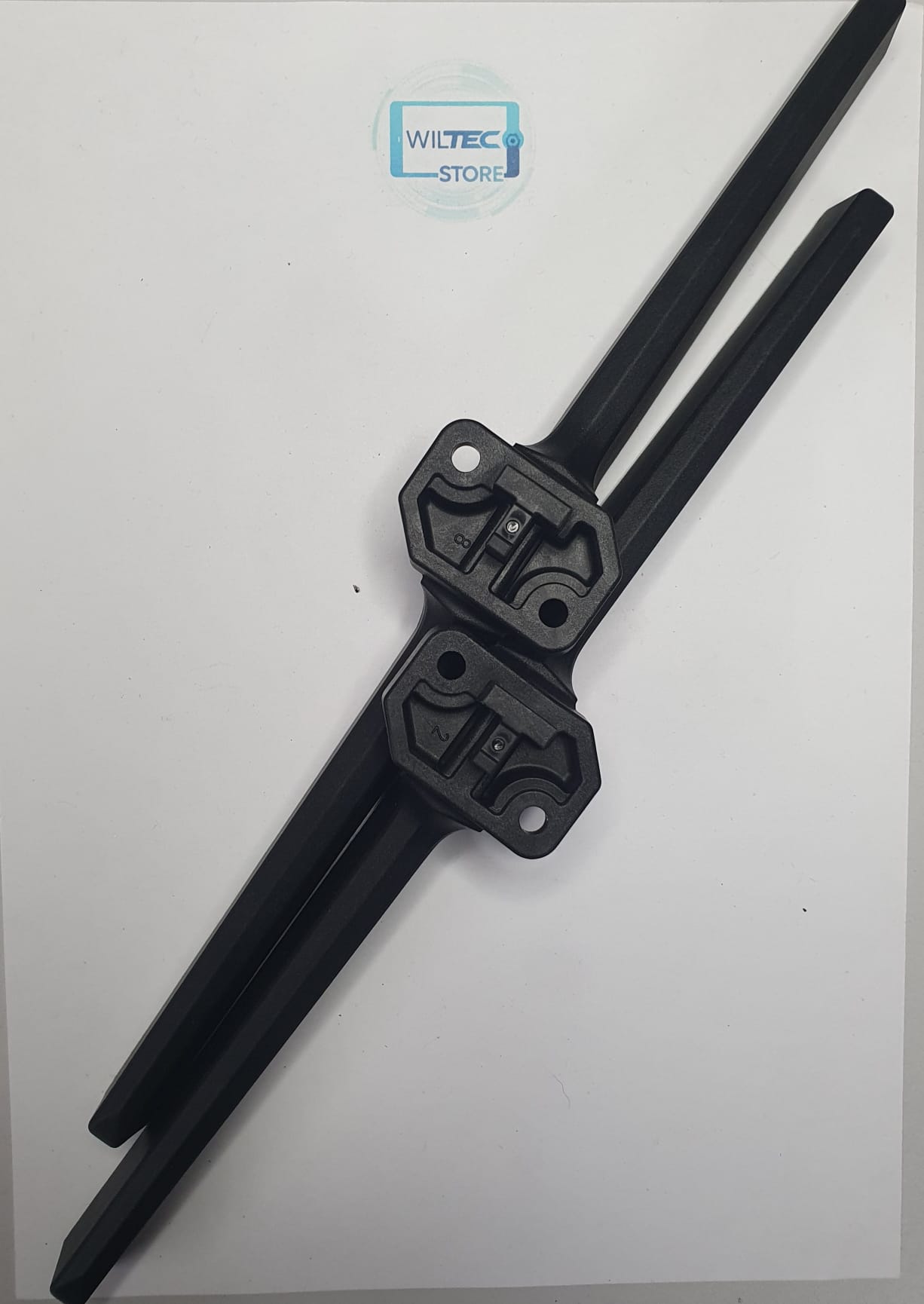 Base TV Hisense 55E7Q Duas escovas limpa-vidros pretas com suporte plástico em fundo branco com logo WILTEC STORE