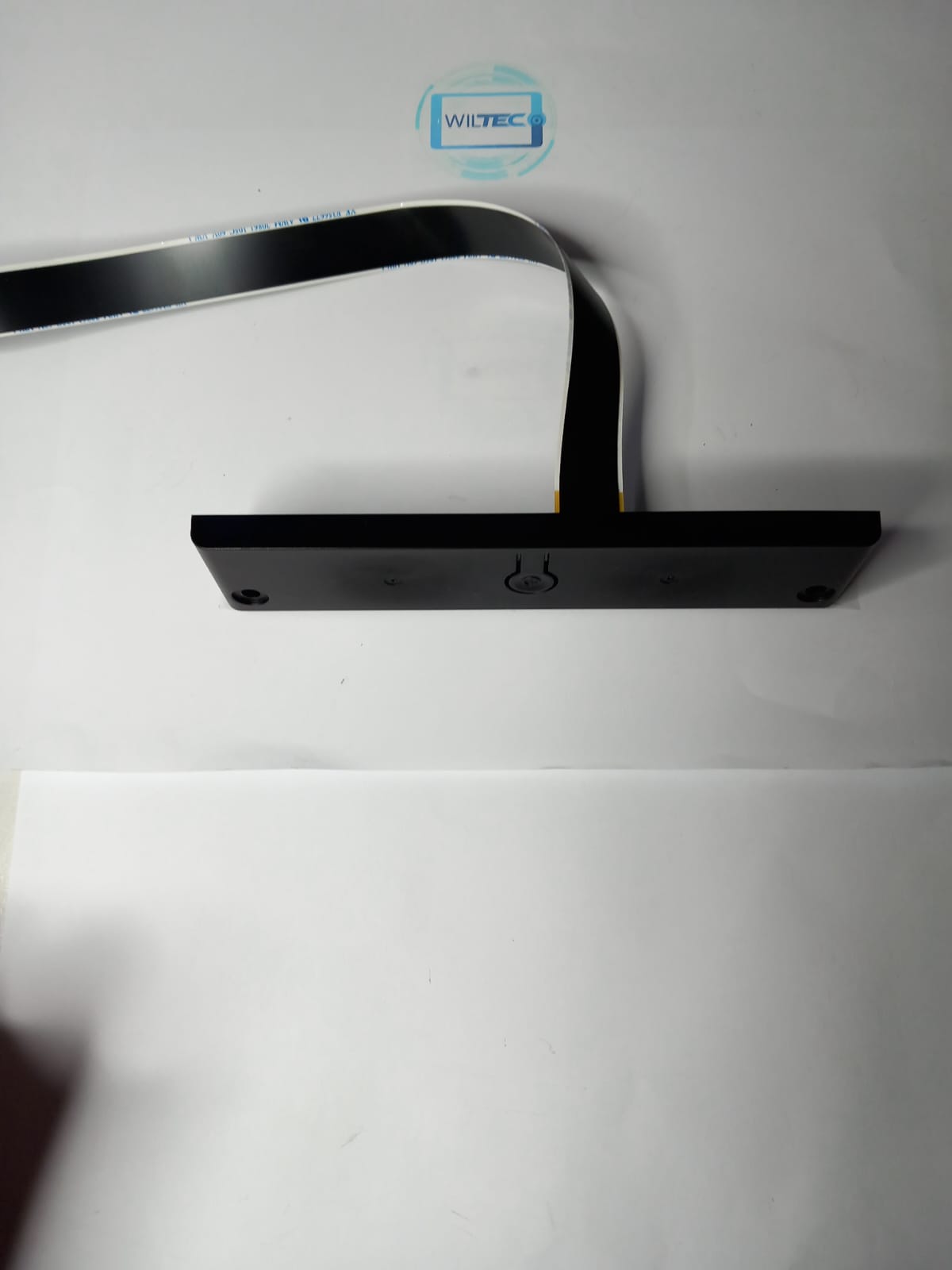 Power Button TV TCL 55P61B / 12290A-WKCT27 Componente eletrónico preto com cabo flexível e logo WILTEC