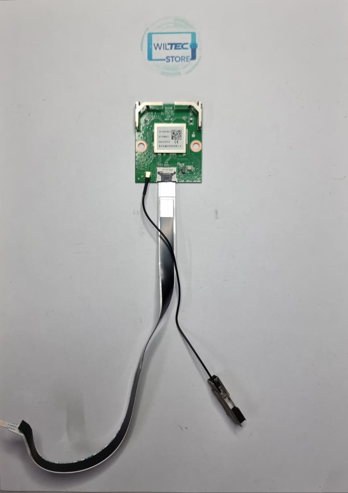 Wifi Module TV TD SYSTEMS 10220063 / GSD-7663B-WG-A / DCT2PM2611 Placa eletrónica com etiqueta, fita flexível e cabo preto sob fundo cinzento com selo Wiltec Store