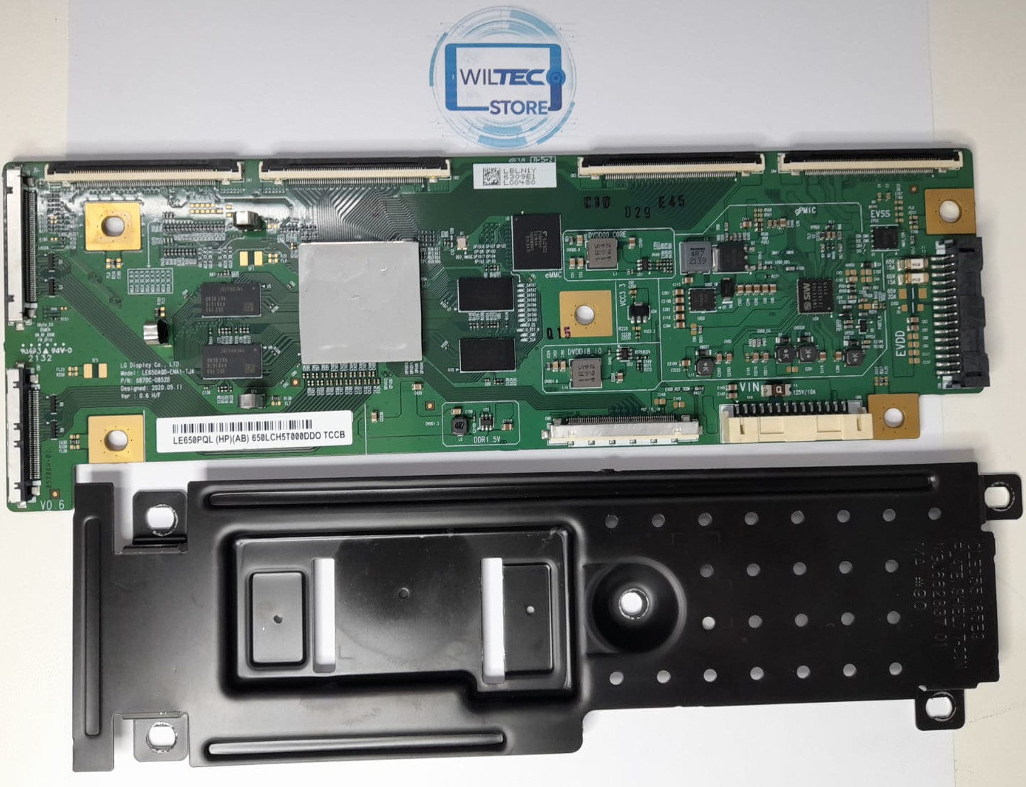 Placa T-Con Interna Original LG – LE650PQ1 AB1 com Blindagem Placa eletrónica verde com componentes e peça preta de plástico com botões num fundo branco com autocolante WILTEC Store
