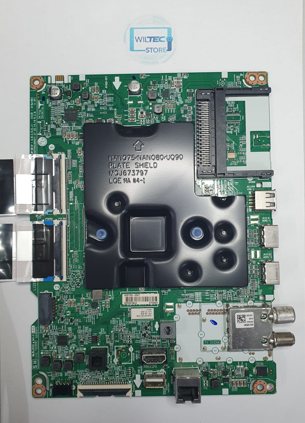 Mainboard TV LG 55UT74006LB / EAX70042603 (1.2) Placa eletrónica verde com componentes e escudo preto com texto, múltiplos conectores, cabos planos e etiqueta QR.