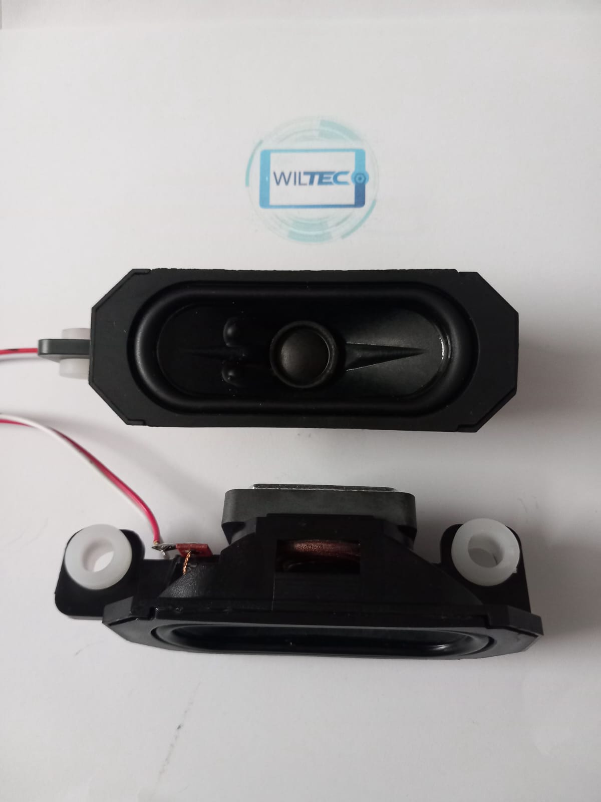 Speakers TV Hisense 40A4N / YDT3590-12 Colunas de som retangulares pretas sobre superfície branca com logótipo WILTEC