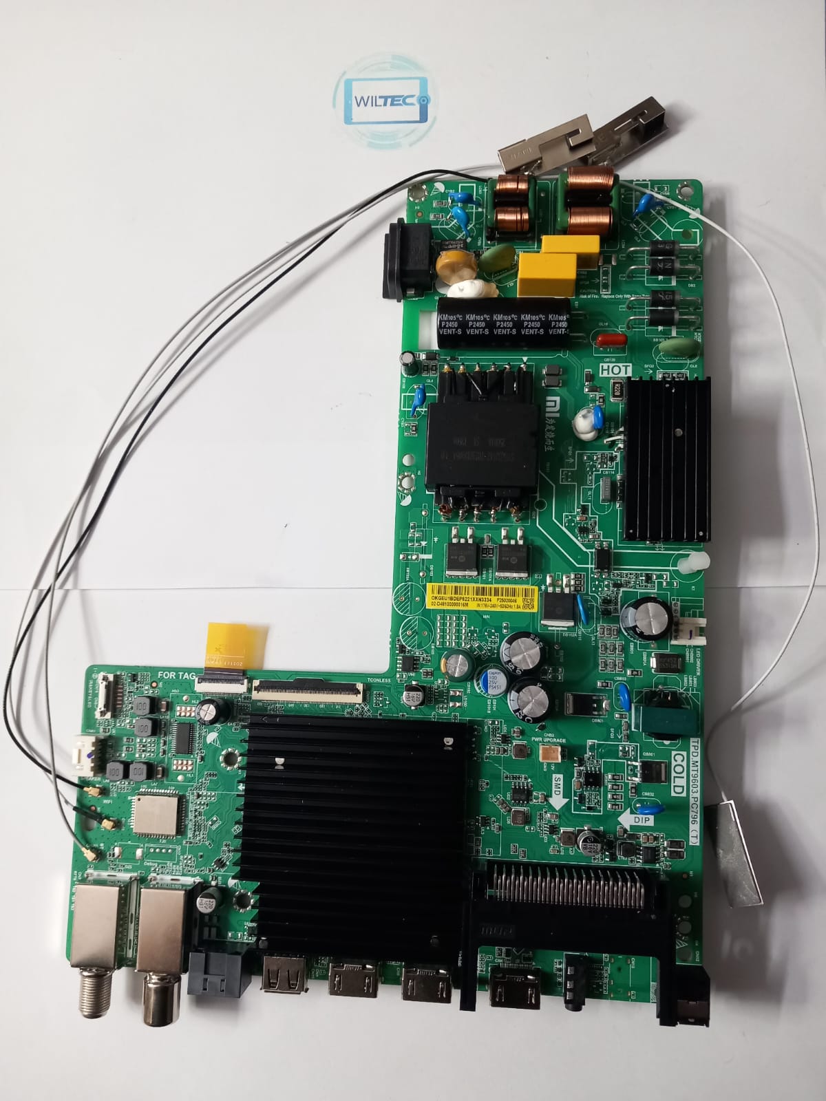 Mainboard TV Xiaomi L43MB-APEU / TPD.MT9603.PC796 (T) Placa eletrónica verde com componentes e etiquetas em fundo branco com etiqueta WILTEC