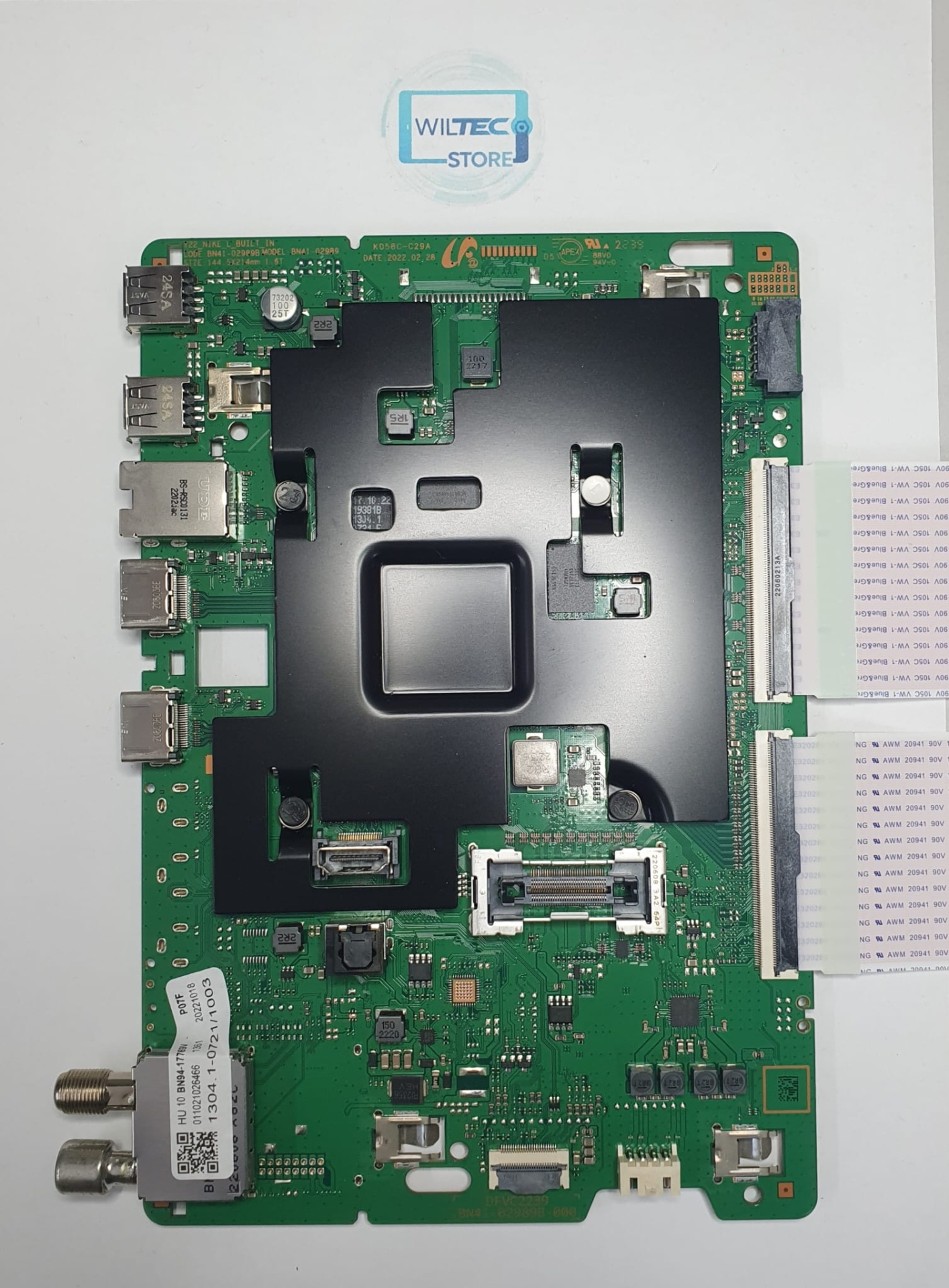 Mainboard TV Samsung QE55Q60BAU / BN41-02989 Placa base verde com dissipador preto, portas USB, HDMI, Ethernet, etiquetas e fitas de cabo branco