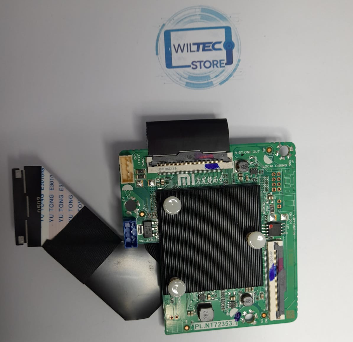 Original Xiaomi Placa T-Con Interna PL.IN NT72353 Retirada de Mi TV 4S 65\" (L65M5-5ASP) Placa eletrónica verde com dissipador preto e cabo preto sobre papel com selo azul WILTEC STORE