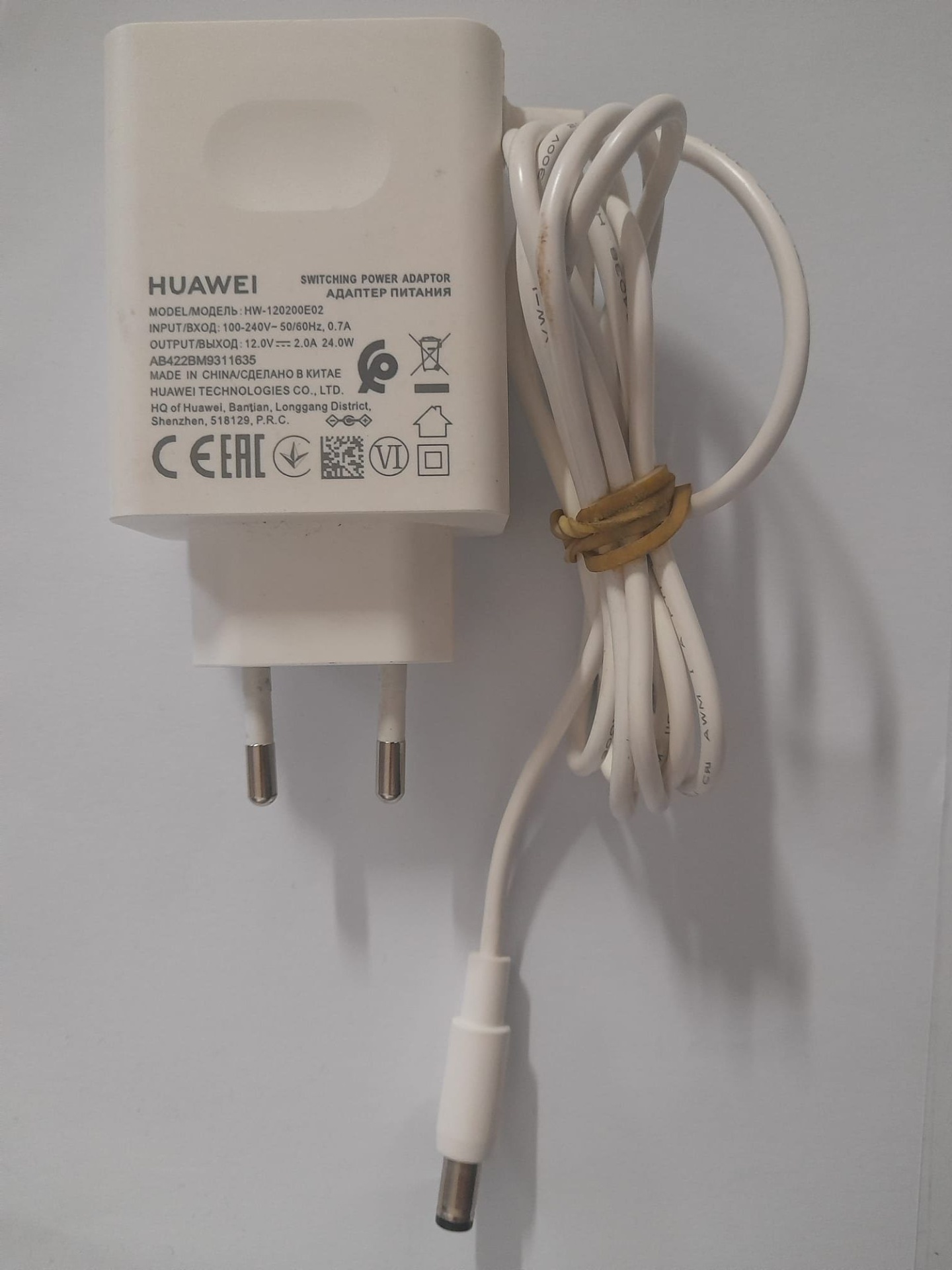 Carregador / Fonte Original Huawei 12V 2A – Para Monitor AD80HW (23.8”) Carregador Huawei branco com cabo enrolado e ficha de dois pinos