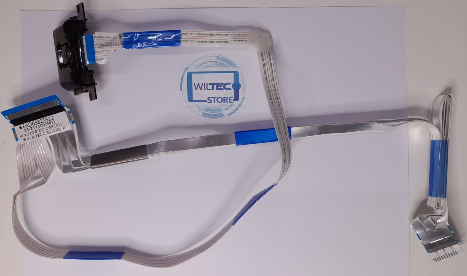 Cabo Flat Interno Original LG – IR + WiFi Cabo de fita flexível branco com conectores e etiquetas sobre superfície branca com logo ao fundo