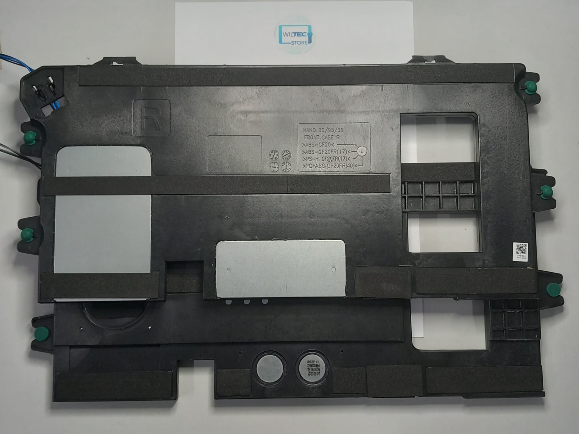 Speakers TV LG 65QNED91T6A / EAB65818303 / EAB65818303 Peça plástica preta com tampas metálicas cinza, texto técnico e código QR, em superfície branca.