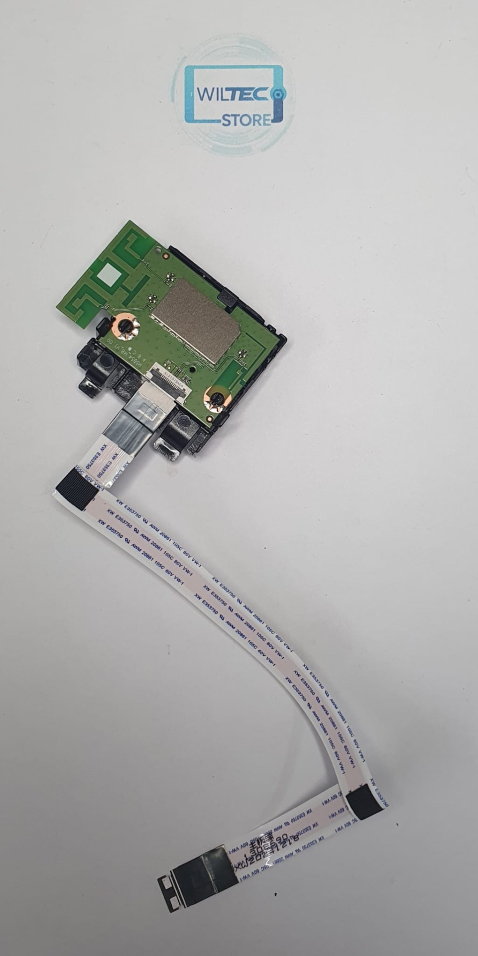 Wifi Module TV Hisense 55E7NQ / M5B54_MB_V1.00 Placa eletrónica verde com fita plana branca e logo Wiltec Store ao fundo