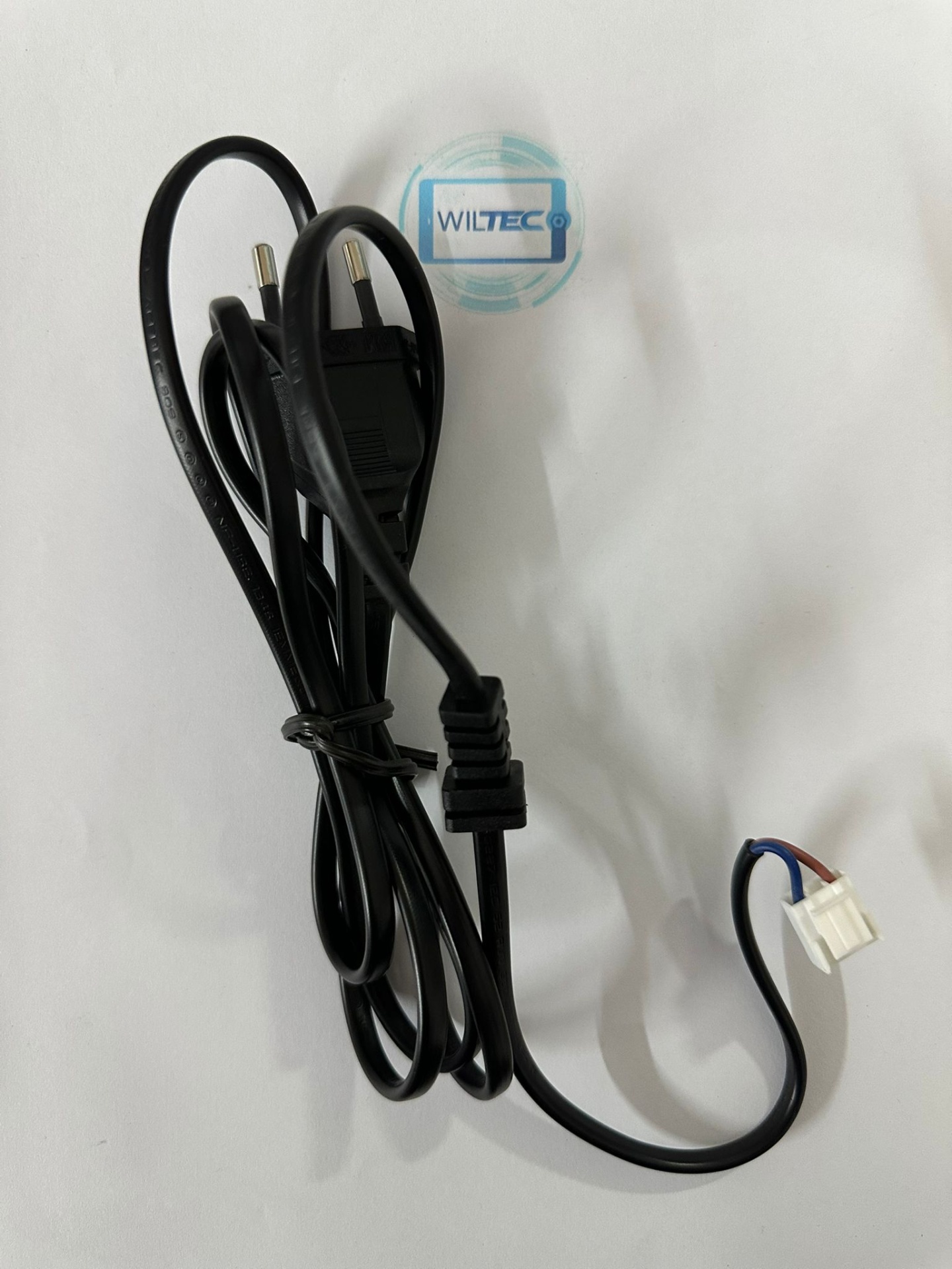 Power Cable TV Silver IPFR-55 Cabo elétrico preto com ficha elétrica europeia e conector branco pequeno em fundo branco com logo WILTEC