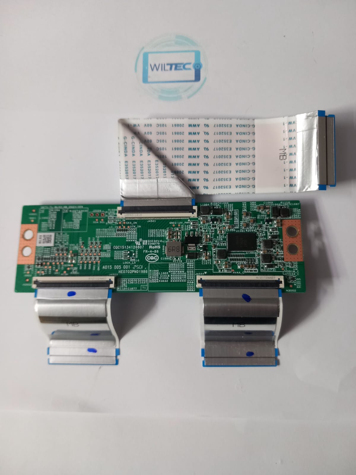 Logicboard TV Xiaomi L43MB-APEU / DKTV-TL-BL03-20231009 Placa eletrónica verde com cabos flexíveis e texto identificativo num fundo branco com logótipo WILTEC.