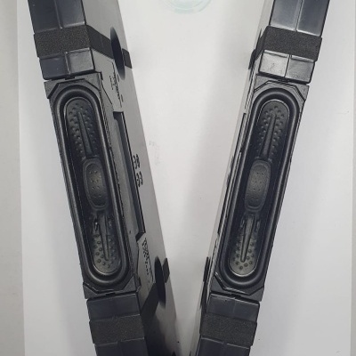 dois altifalantes retangulares pretos com bordas de borracha sobre papel branco com logo WILTEC STORE