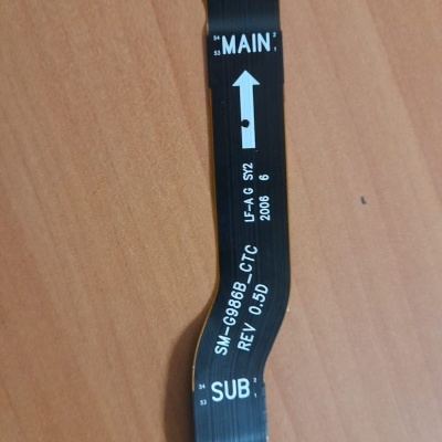 Cabo flexível preto com texto branco sobre superfície de madeira clara