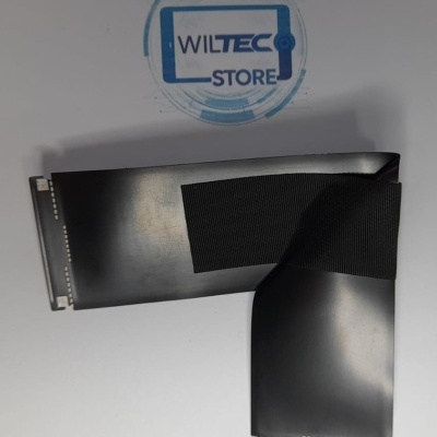 Cabo flexível preto com conectores metálicos nas extremidades e carimbo WILTEC STORE