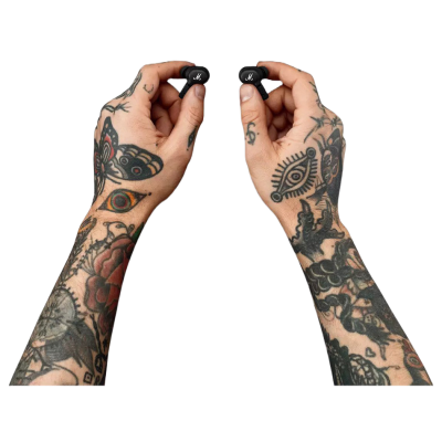 Duas mãos tatuadas seguram auriculares pretos com logotipo branco