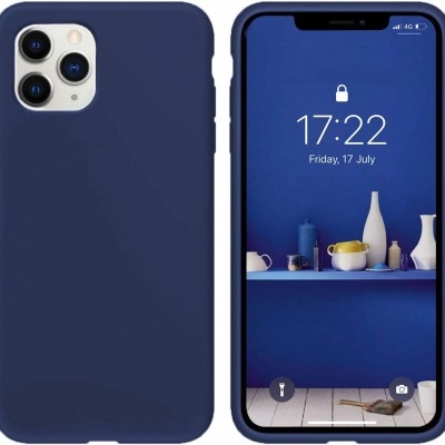Smartphone com capa azul-escura e ecrã ligado a mostrar fundo azul com objetos decorativos