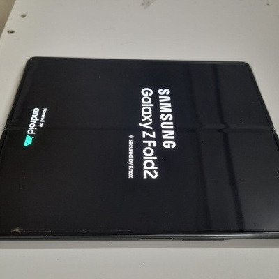 Smartphone dobrável Samsung Galaxy Z Fold2 preto aberto com texto no ecrã