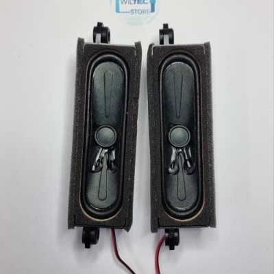 Par de altifalantes negros retangulares com moldura de espuma