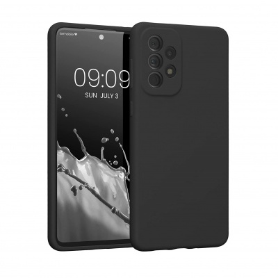 Smartphone preto com capa fosca e ecrã a mostrar hora e data