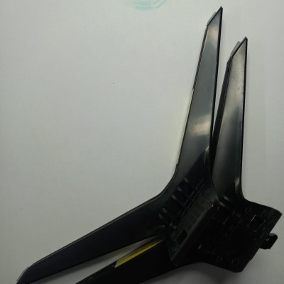 Suporte de televisão preto com duas pernas e base de fixação sobre fundo branco com logo WILTEC STORE